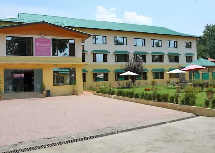 Hotel Curio'S All Seasons