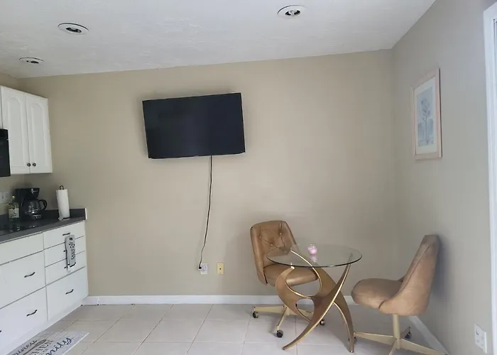 Private Guesthouse Near Siesta Key & Downtown