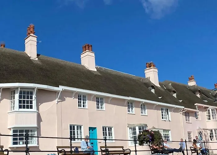 Beach hotel: Benwick Cottage: Beachfront Thatched Retreat with Spectacular Sea Views