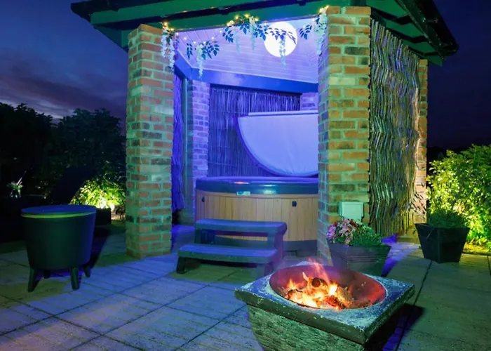 Villa: Lincoln Holiday Retreat Cottage With Private Hot Tub
