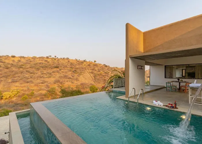 Stayvista'S Sage Scenery - Mountain-View Villa With Infinity Pool & Terrace