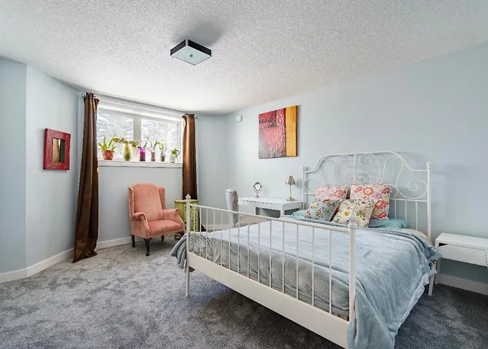 Calgary-Banff Remodle Suite Close Lrt&Uc&Free Parking