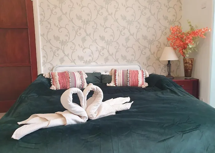 Beautiful Double En-Suite Room, Separate Entrance, Ilford, Central Line Gants Hill, Free Parking