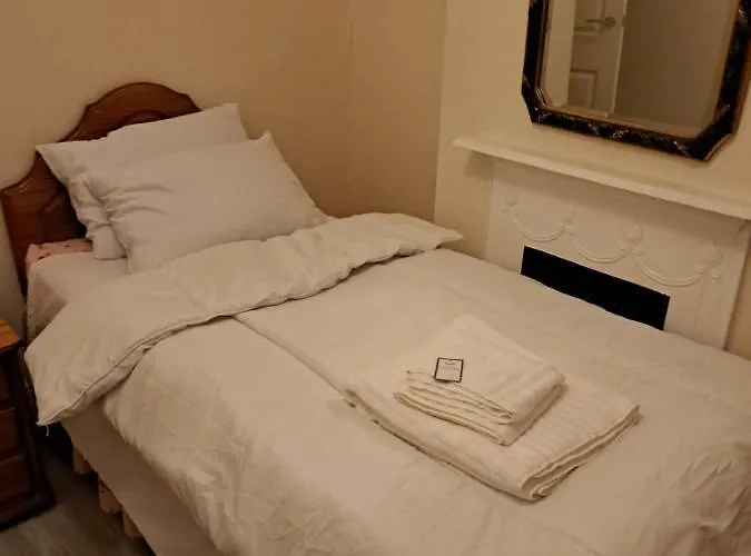 Single Bedroom Available - Train Station London Seven Kings