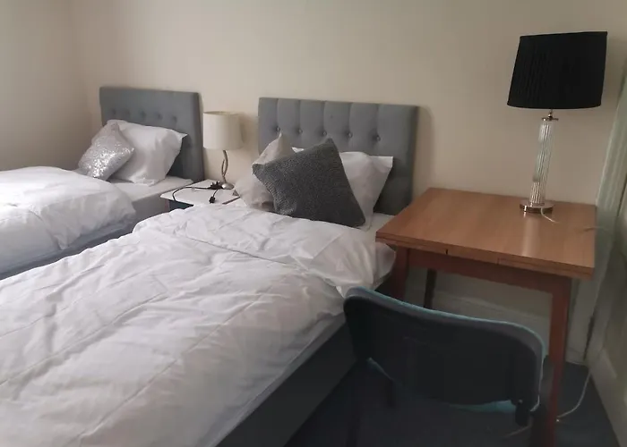Single Bedroom Available - Train Station London Seven Kings