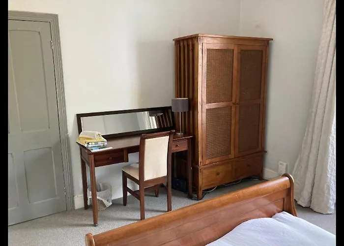 Central Truro! Large Double Room In Victorian Property