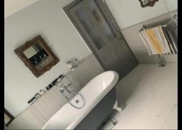 Central Truro! Large Double Room In Victorian Property
