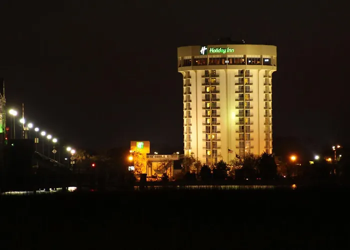 Central hotel: Holiday Inn Charleston-Riverview By Ihg