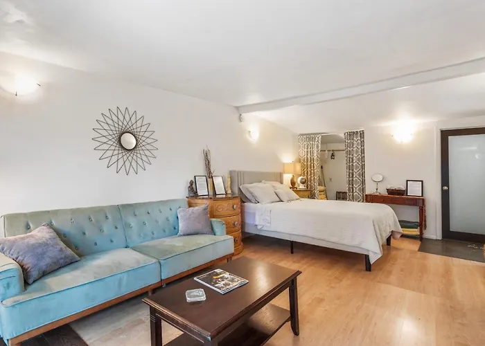 Private Studio City Guest House