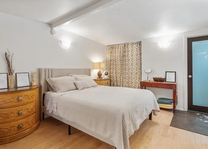 Private Studio City Guest House