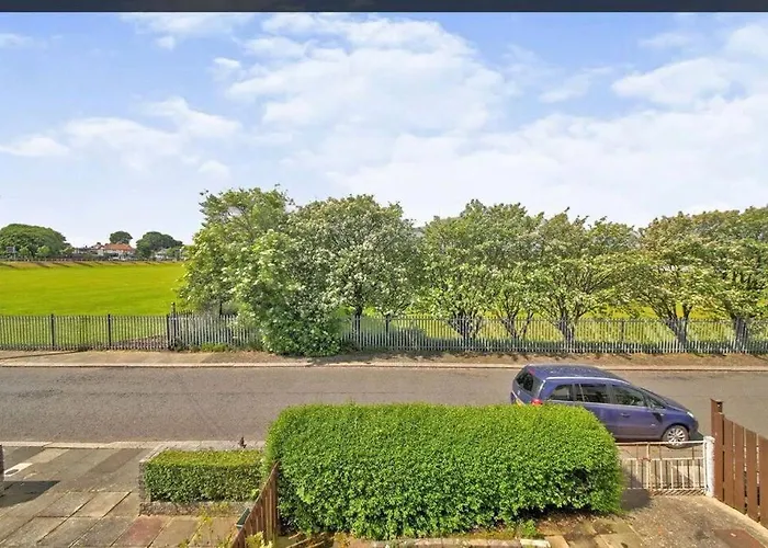 Villa: Modern Family Home Large Garden Free Parking