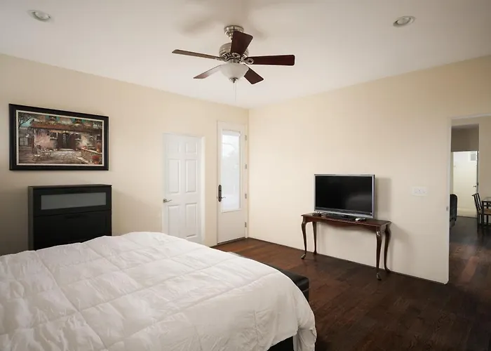 Luxury Guest House 2Ba/2Br, Separate Building, Private Basketball Court, Prime Neighborhood
