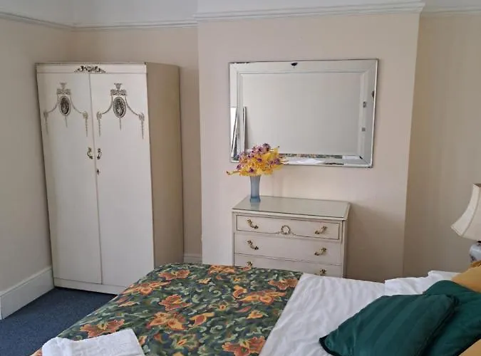 Double Room Available- London Seven Kings Seven Kings Train Station