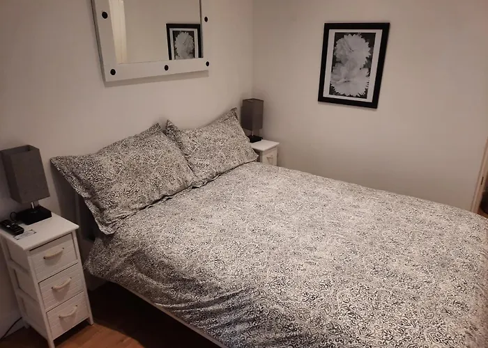 Lovely Home With Full En-Suite Double Bed Rooms