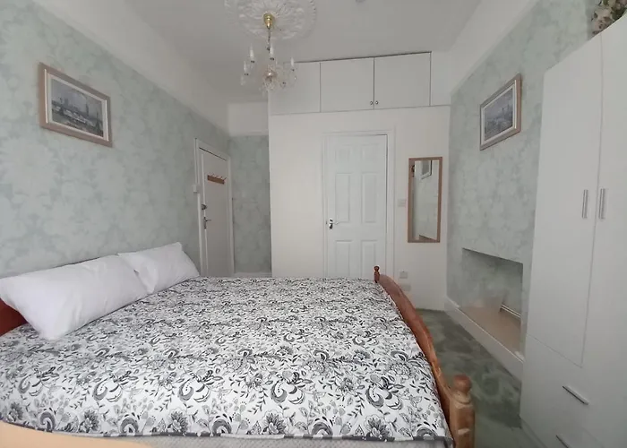 Mari London Holiday Room