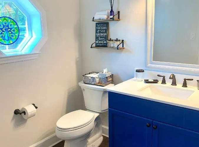 Beautiful Private Suite In Upscale Neighborhood. Down The Road From Nature Park And Restaurants Etc.