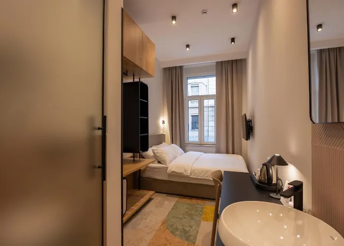 Hop Inn Rooms & Suites
