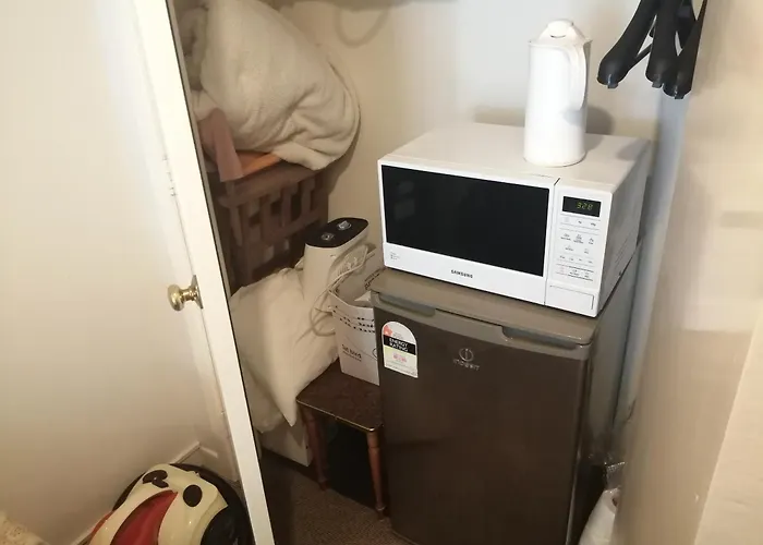 1 Queen Bed And 1 Sofa Bed, Studio B, 25 Glenfell Place, Epsom, Auckland