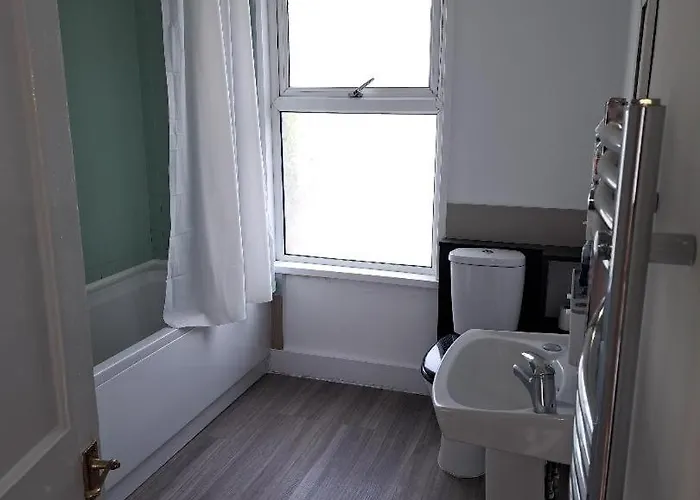 Double Room Available- London Seven Kings Seven Kings Train Station
