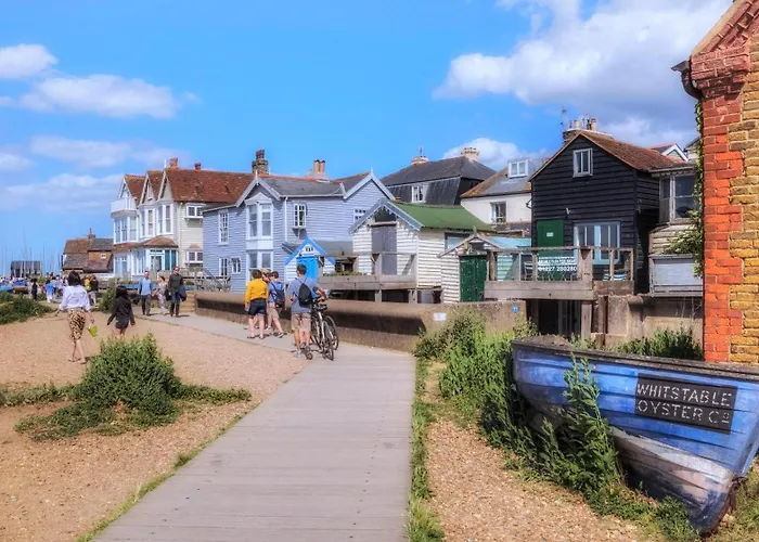 Pets Allowed Hotel Daweswood - Luxury Cottage, Lake Access & Hot Tub