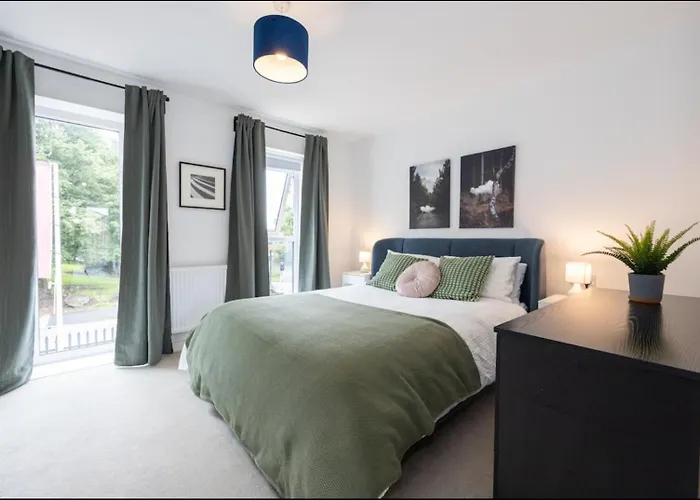 Private villas Elegance Retreat - 2 Bed Holiday Home With Parking