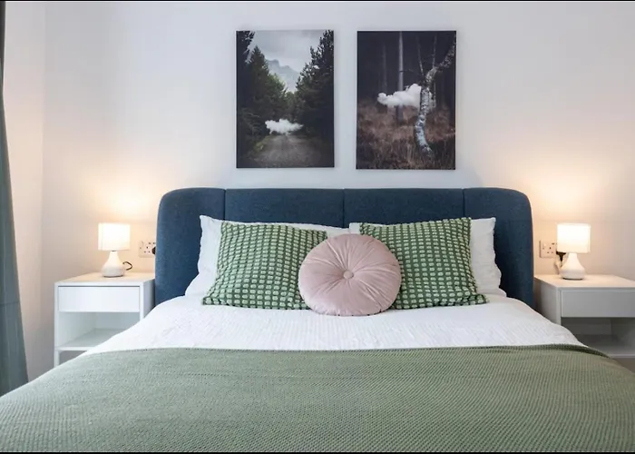 Private villas Elegance Retreat - 2 Bed Holiday Home With Parking