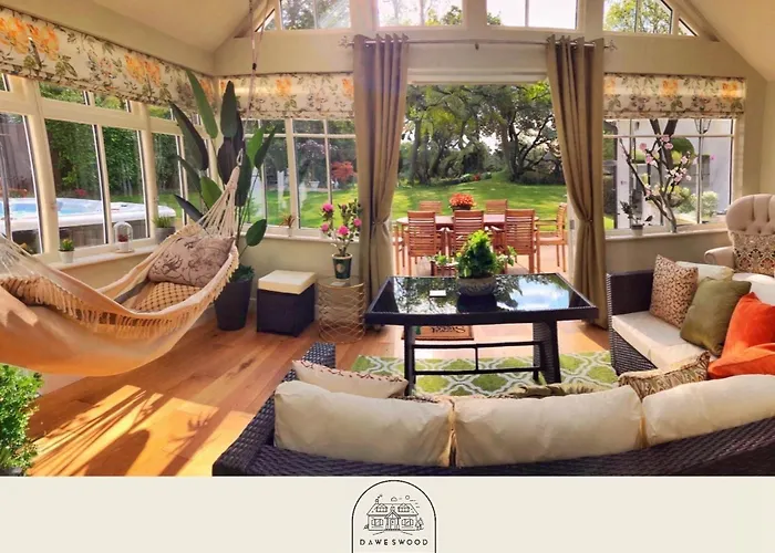 Pets Allowed Hotel Daweswood - Luxury Cottage, Lake Access & Hot Tub