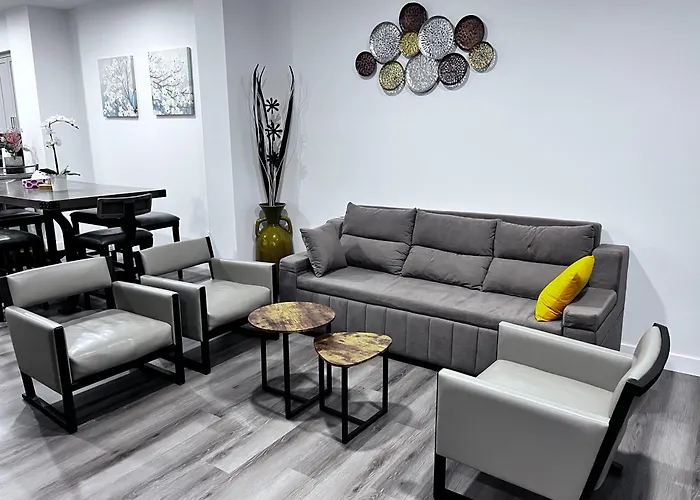 Private Entire Townhouse Retreat Close To Lake