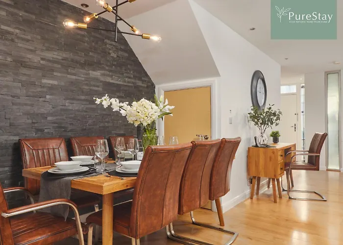 Fabulous Manchester House - 5 Beds Sleeps 8 - Free Parking - By Purestay