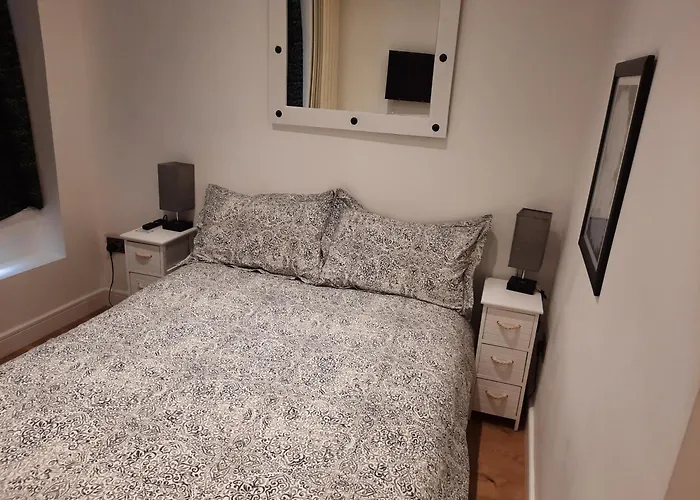 Lovely Home With Full En-Suite Double Bed Rooms