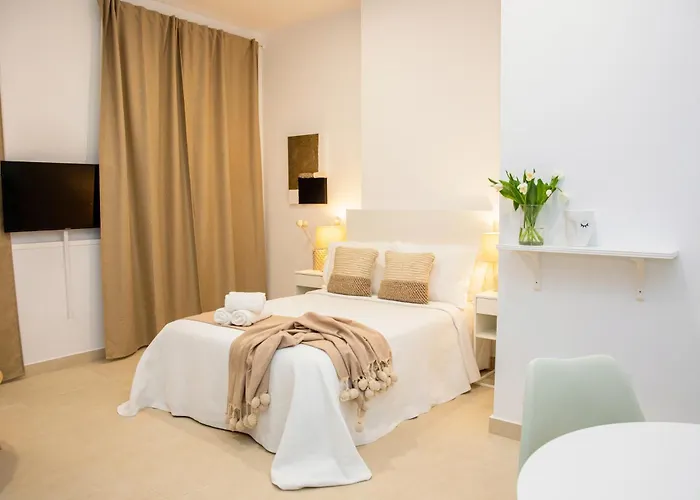 Hotel cerca del colegio: Apartamentos La Tahona Cádiz Centro