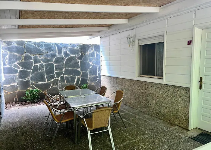 Hotel cerca del colegio: Bungalows & Albergue La Playa