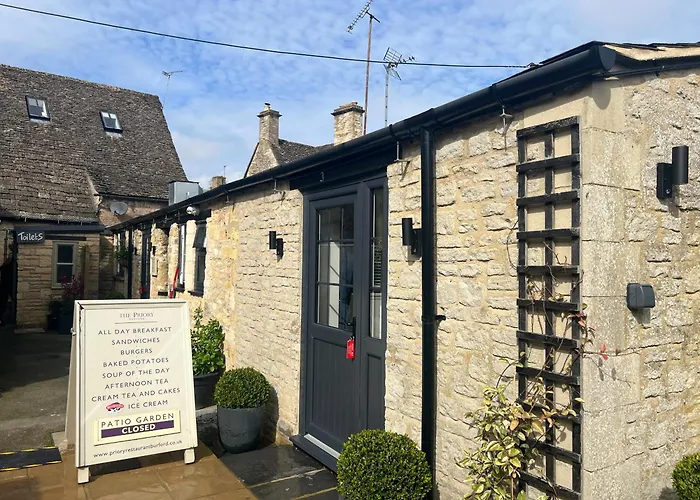 Priory Tearooms Burford With Rooms