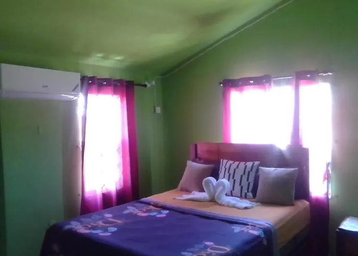 Cheerful 2-Bedroom Home In Falmouth Garden