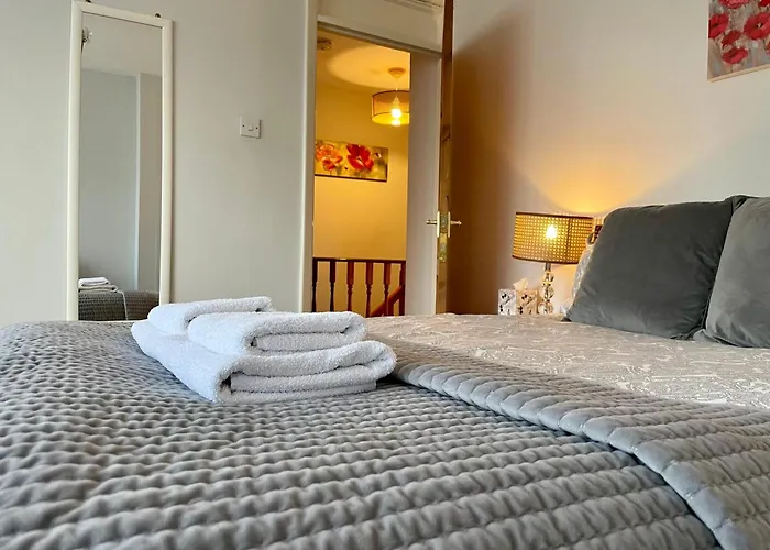 Somers 4 Bed House Off Road Parking Pet Friendly