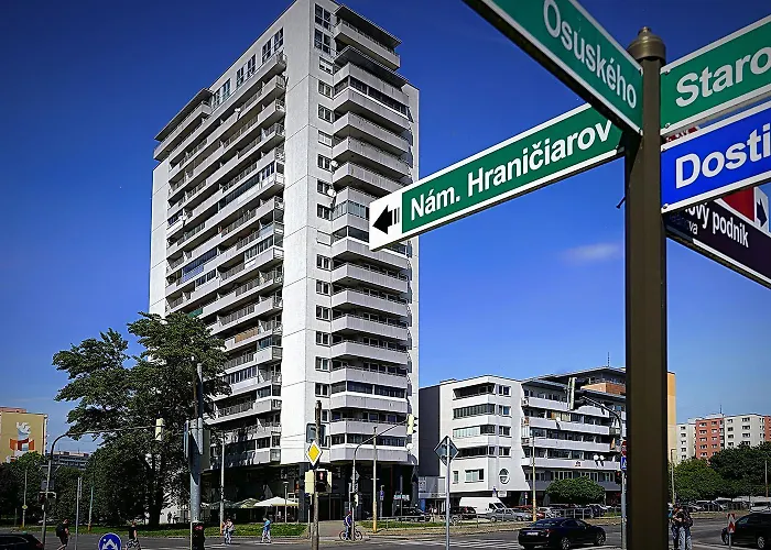 Dominant Studio Hostel With Free Parking For Preregistered Drivers & Garage With Cctv