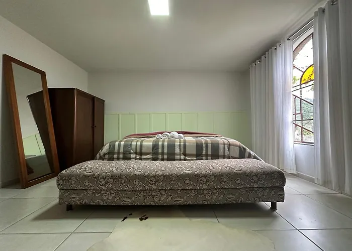 Suíte na casa amarela