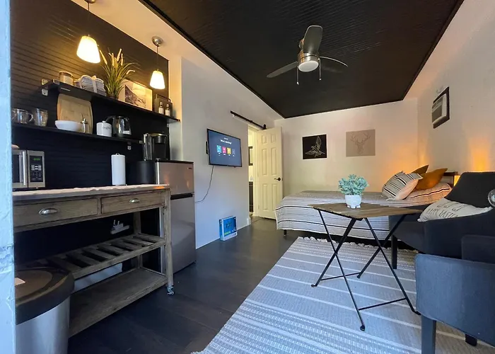 Lovely Spacious Guesthouse In Mills 50 District