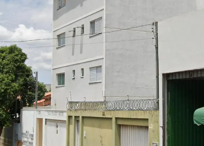 Quarto em Apto Compartilhado Bem Localizado AP 204