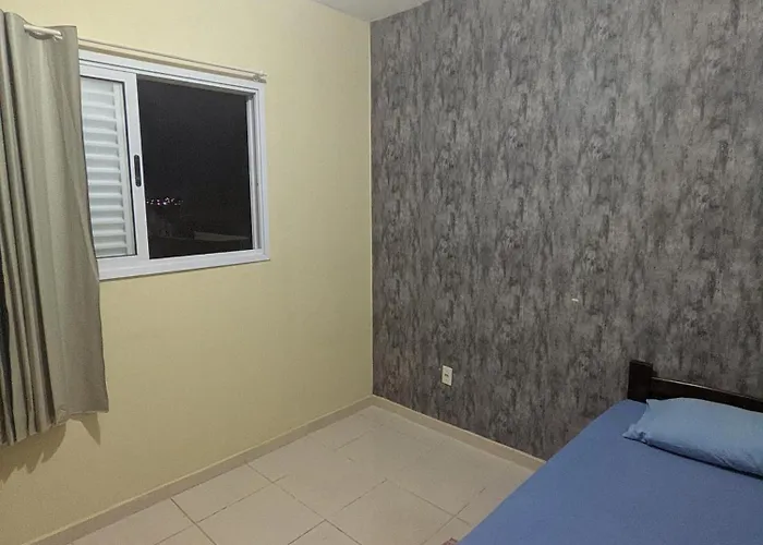 Quarto em Apto Compartilhado Bem Localizado AP 204
