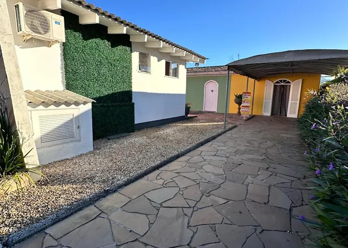 La vita hospedaria studio amarelo