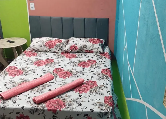 Quarto, garagem, portão automático, banheiro, wi-fi, tv, frigobar e ventilador de teto