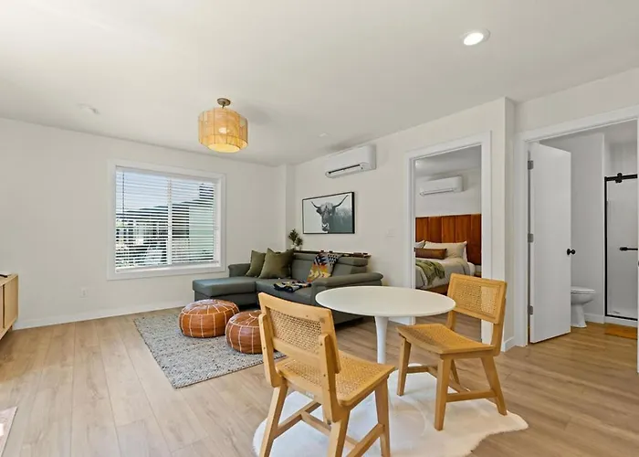 Modern Guest House Near Downtown!