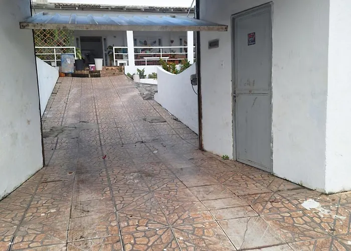 Quarto triplo com banheiro compartilhado