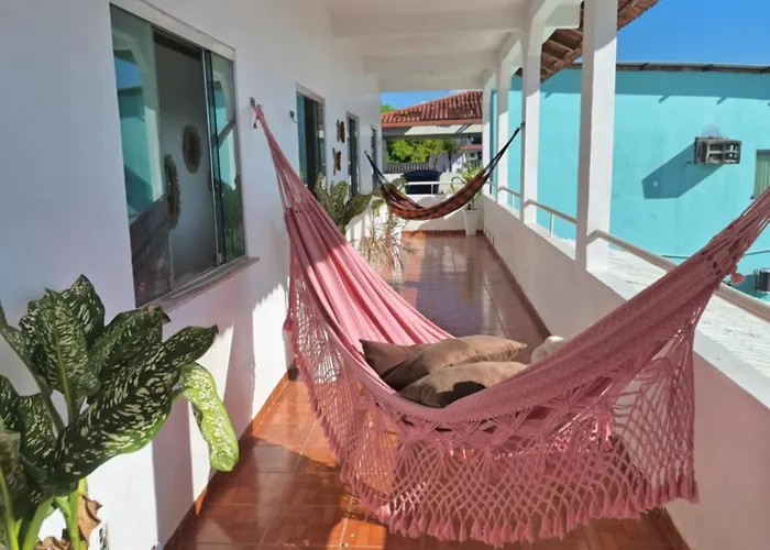 Quarto triplo com banheiro compartilhado