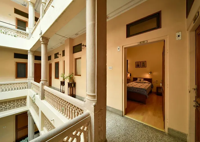 Luxury hotel only: Hotel Arya Niwas