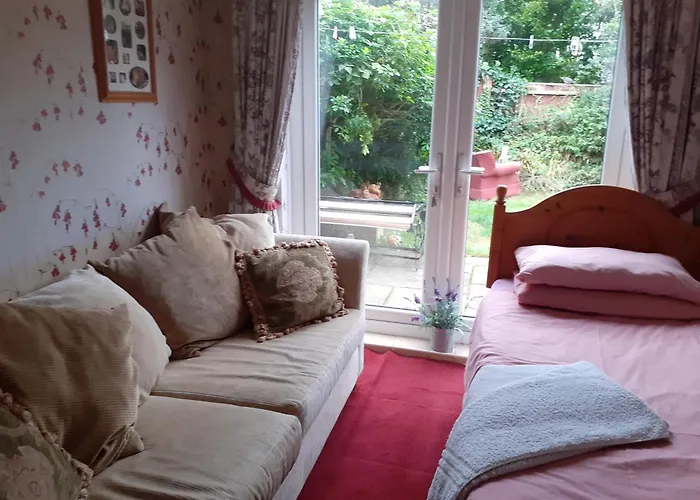 Newly Decorated & Furniture, 2 Single Beds, Large Room, Sofa, Netflix, Garden View, Patio & Seating