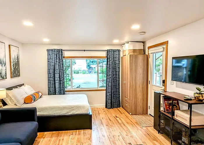 Private Suite Close To The Airport & Food Scene!