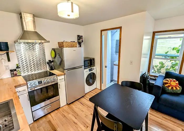 Private Suite Close To The Airport & Food Scene!