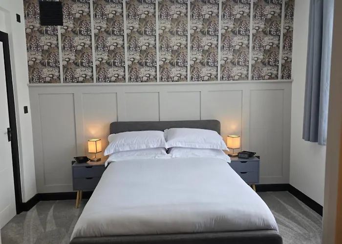 Double Room With Ensuite Bathroom